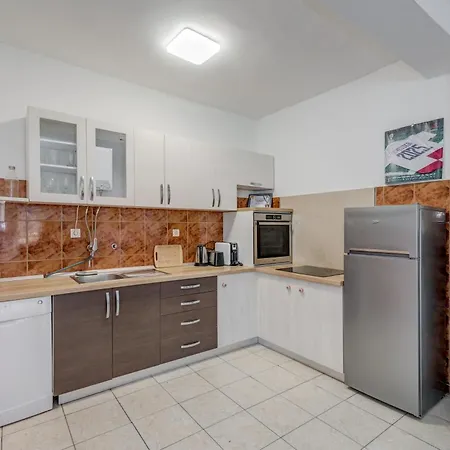Apartamento Beachfront Drazen, With Garden And Parking
