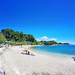 Beachfront Drazen, With Garden And Parking شقة