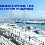 Beachfront Drazen, With Garden And Parking سبليت