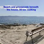 Beachfront Drazen, With Garden And Parking شقة