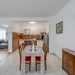 Beachfront Drazen, With Garden And Parking شقة
