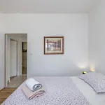 Beachfront Drazen, With Garden And Parking سبليت