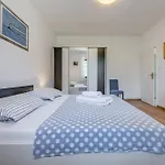 Beachfront Drazen, With Garden And Parking شقة *