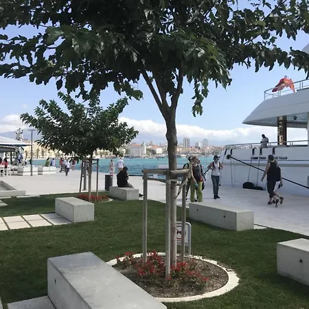 Beachfront Drazen, With Garden And Parking سبليت