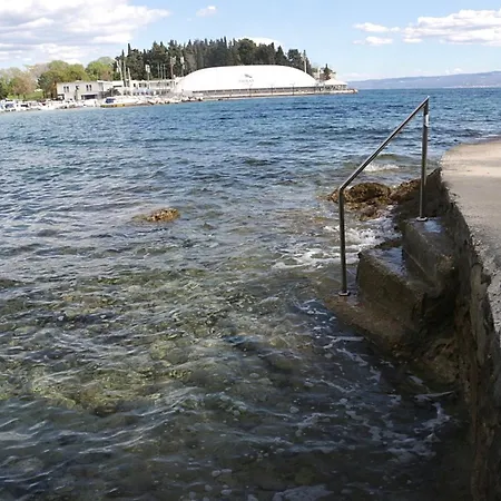 Apartment Beachfront Drazen, With Garden And Parking