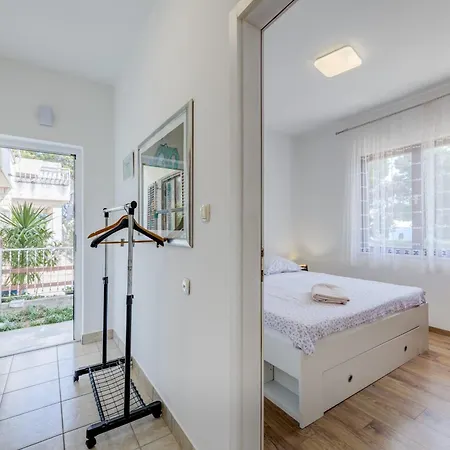 Beachfront Drazen, With Garden And Parking Apartament Split