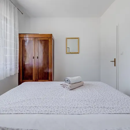 Beachfront Drazen, With Garden And Parking Split