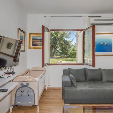 Apartment Beachfront Drazen, With Garden And Parking