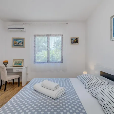 Apartment Beachfront Drazen, With Garden And Parking *