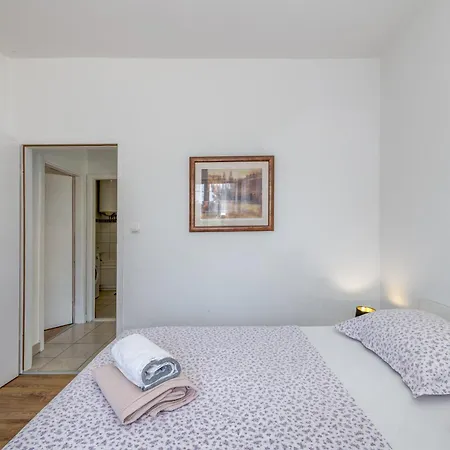 Beachfront Drazen, With Garden And Parking Split