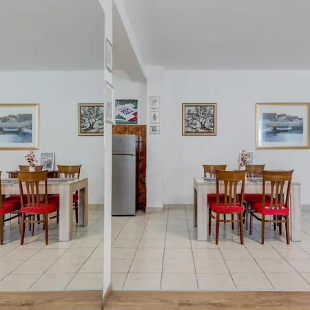 Beachfront Drazen, With Garden And Parking * Split