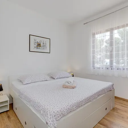 Beachfront Drazen, With Garden And Parking