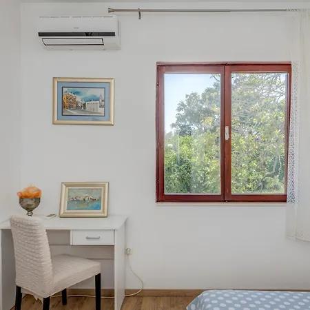 Apartment Beachfront Drazen, With Garden And Parking *