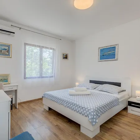 Apartment Beachfront Drazen, With Garden And Parking Split