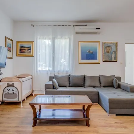 Apartment Beachfront Drazen, With Garden And Parking