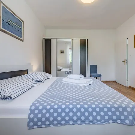 Beachfront Drazen, With Garden And Parking Apartment *