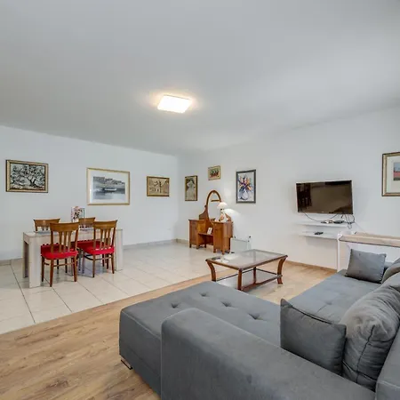 Beachfront Drazen, With Garden And Parking Split