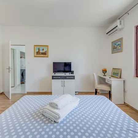 Beachfront Drazen, With Garden And Parking * Split